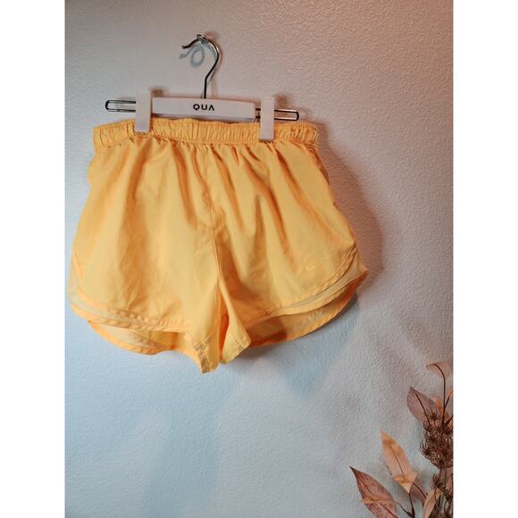Nike Dri-FIT‎ Tempo Running Shorts L Yellow Lightweight 3” Inseam Activewear - Picture 2 of 5